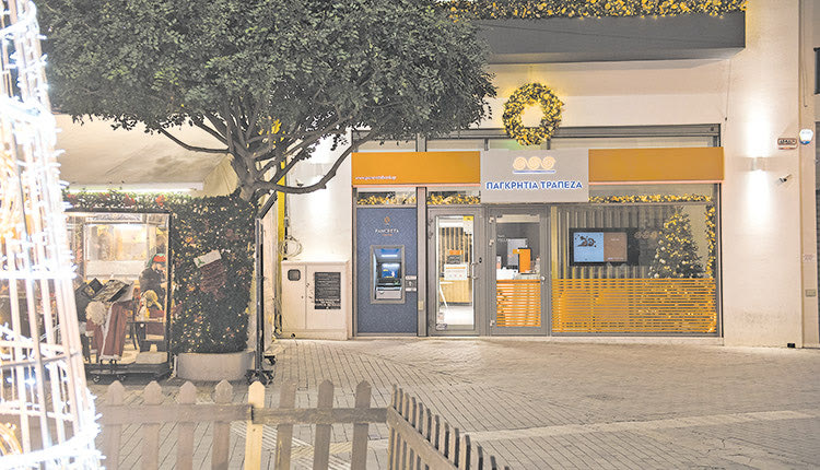 Το κατάστημα της 25ης Αυγούστου, στην καρδιά του Ηρακλείου,  πλήρως εναρμονισμένο με τον στολισμό της πόλης