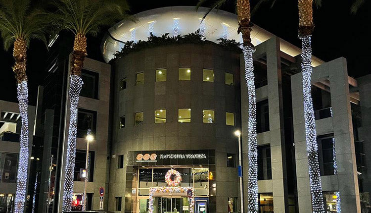 Το κεντρικό κτήριο της Διοίκησης στη λ. Ικάρου με τον επιβλητικό του στολισμό 