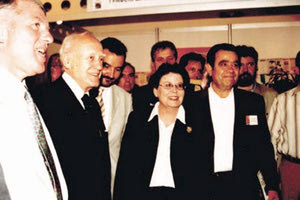 Έκθεση καινοτομικών προϊόντων του ΤΕΙ Κρήτης. Με τον πρόεδρο της Δημοκρατίας Κάρολο Παπούλια διακρίνονται: οι Δημήτρης Νανόπουλος, Ευάγγελος Καπετανάκης, Χαρά Αθανασάκη - Μιχαηλίδου και Βασίλης Ζαχαρόπουλος