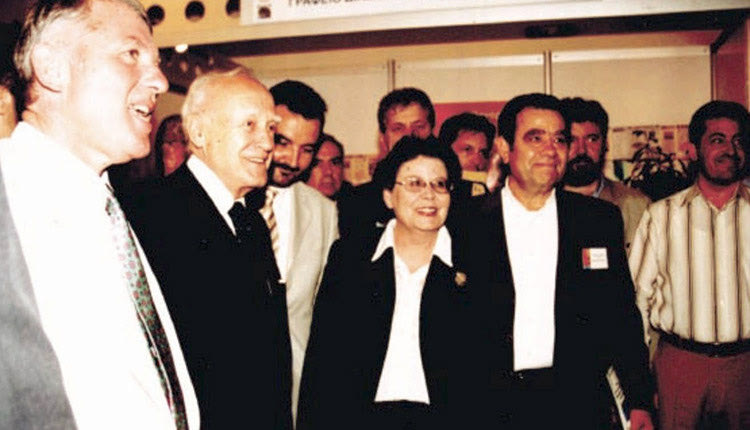 Έκθεση καινοτομικών προϊόντων του ΤΕΙ Κρήτης. Με τον πρόεδρο της Δημοκρατίας Κάρολο Παπούλια διακρίνονται: οι Δημήτρης Νανόπουλος, Ευάγγελος Καπετανάκης, Χαρά Αθανασάκη - Μιχαηλίδου και Βασίλης Ζαχαρόπουλος