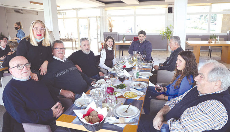 Πιστός και φέτος στο καθιερωμένο πια τραπέζι που παραθέτει κάθε τέλος του χρόνου στους δημοσιογράφους ο δήμαρχος Ηρακλείου κ. Β. Λαμπρινός,