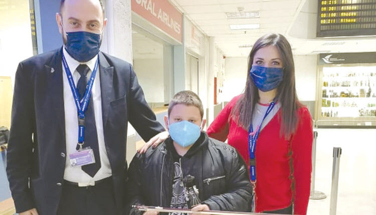 Πρόκειται για έναν συμπολίτη μας που συγκινήθηκε, όπως και όλη η Ελλάδα, από την ιστορία του μικρού Χρήστου Ξανθού, του αγοριού από το Αρκαλοχώρι που ο σεισμός της 27ης Σεπτεμβρίου κατέστρεψε τη λύρα του.