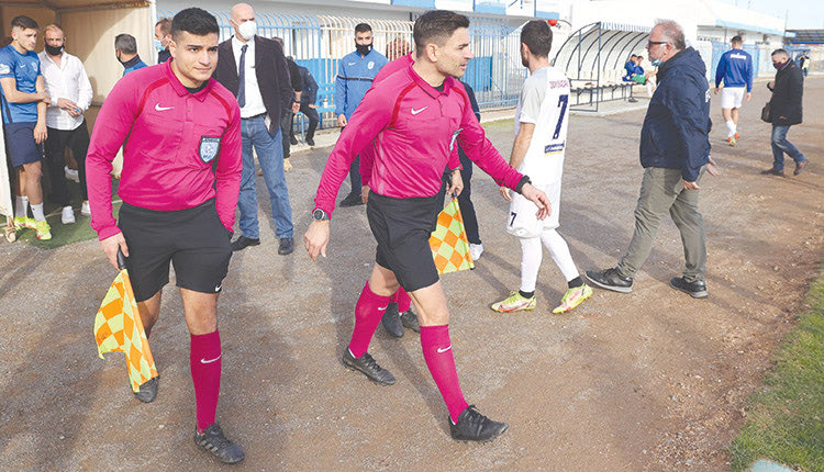   Οι διαιτητές βγήκαν κανονικά στο γήπεδο αλλά το ματς αναβλήθηκε