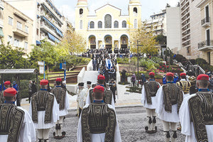 Με τιμές αρχηγού κράτους το τελευταίο αντίο στον Κάρολο Παπούλια