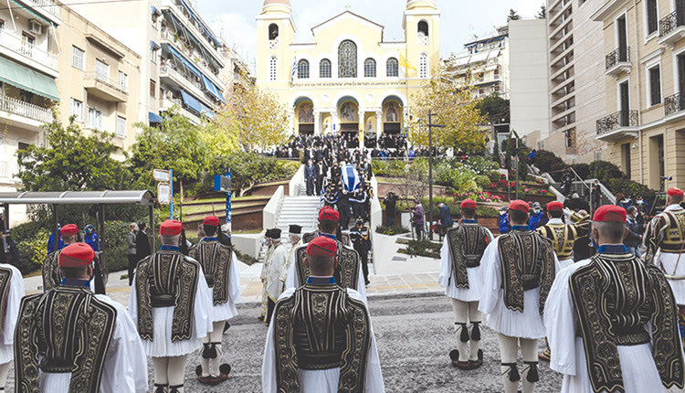 Με τιμές αρχηγού κράτους το τελευταίο αντίο στον Κάρολο Παπούλια