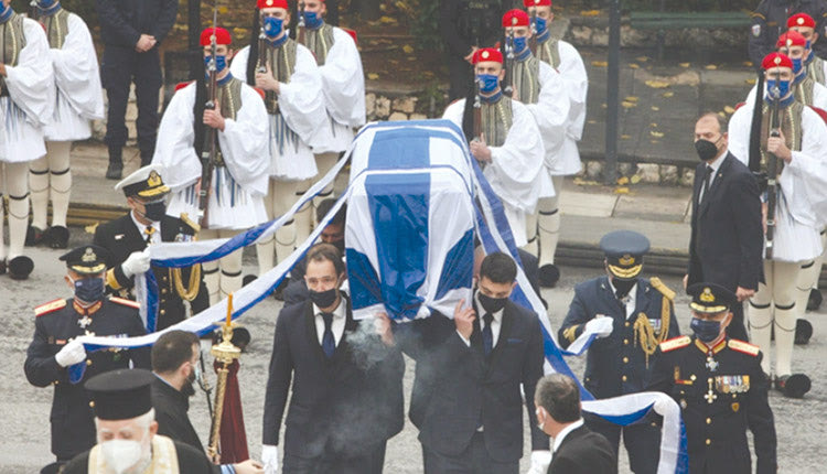 Με την ελληνική σημαία καλυμμένο το φέρετρο του πρώην Προέδρου