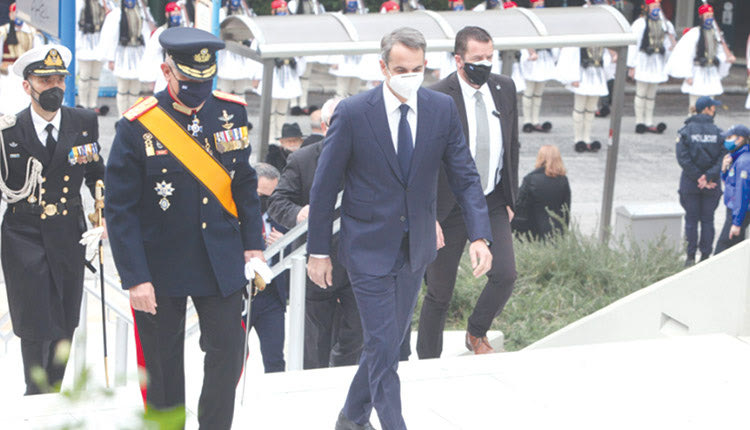 Από τους πρώτους στην κηδεία του Κάρολου Παπούλια ο πρωθυπουργός