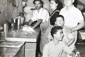 ΦΩΤΟΗΜΕΡΑΣ: Το έθιμο της μπουγάτσας είναι προπολεμικό στο Ηράκλειο. Το έφεραν οι πρόσφυγες. (Από το εργαστήριο του Σαλκιτζή)