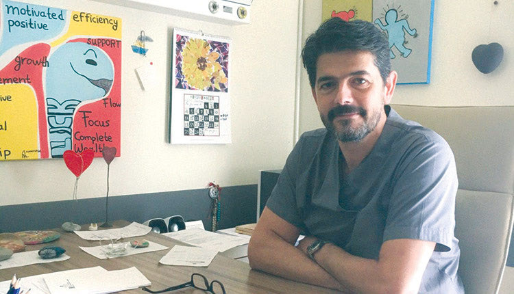 Ο διευθυντής της κλινικής κ. Γιώργος Λαζόπουλος, αναπληρωτής καθηγητής Καρδιο-Θωρακοχειρουργικής