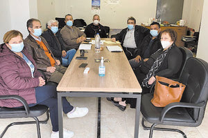 Σειρά επαφών με κατοίκους, εκπροσώπους φορέων και τις τοπικές αρχές στις σεισμόπληκτες περιοχές πραγματοποίησε ο βουλευτής Ηρακλείου του ΣΥΡΙΖΑ-Προοδευτική Συμμαχία Ν. Ηγουμενίδης, ο οποίος συναντήθηκε με κατοίκους από το Χουμέρι για το ζήτημα των οικίσκων, με τον Σύλλογο Σεισμοπλήκτων «Η Ελπίδα», ενώ πραγματοποίησε και σύσκεψη εργασίας με τον δήμαρχο Μινώα Πεδιάδος και τον αρμόδιο αντιδήμαρχο. Μαζί με τον βουλευτή βρέθηκαν ο συντονιστής της Ομάδας Μελών του ΣΥΡΙΖΑ Μινώα Πεδιάδος Νίκος Χανιαλάκης, η αναπληρώτρια συντονίστρια Μαρία Βιδάκη, καθώς και συνεργάτες του πολιτικού του γραφείου. Στο επίκεντρο όλων των συναντήσεων βρέθηκε η άρση όλων των γραφειοκρατικών εμποδίων και η οργανωμένη αποκατάσταση σε όφελος των σεισμόπληκτων περιοχών, η υπολειτουργία και δραματική υποστελέχωση και υποβάθμιση σε Τμήμα, αντί Διεύθυνσης, του τομέα Αποκατάστασης Επιπτώσεων Φυσικών Καταστροφών, καθώς υπηρετούν σε αυτό μόνον οι 25 μηχανικοί από τους τουλάχιστον 60 που απαιτούνται. Επιπλέον συζητήθηκαν εκτενώς μείζονα προβλήματα που απασχολούν τους σεισμόπληκτους όπως η ηλεκτρονική πλατφόρμα «Αρωγή» η οποία παραμένει κλειστή με κίνδυνο να μην μπορούν να κατατεθούν αιτήσεις από τους κατοίκους, αλλά και η μη καταβολή αποζημιώσεων σε πολλούς πληγέντες παρά τις εξαγγελίες της κυβέρνησης. Από την πλευρά του, ο δήμαρχος τόνισε την οικονομική ασφυξία που έχει υποστεί ο Δήμος, καθώς οι απαιτήσεις των σεισμοπαθών και των σεισμόπληκτων περιοχών είναι τεράστιες και η χρηματοδότηση με 800.000€ αποτελεί «σταγόνα στον ωκεανό». Όπως τονίστηκε, μόνο οι ανάγκες σίτισης και φιλοξενίας των 500 σεισμόπληκτων κατοίκων για το χρονικό διάστημα 5 μηνών ανέρχονται σε 1.462.000 ευρώ. Τονίστηκε η αναγκαιότητα ουσιαστικής στήριξης από την κυβέρνηση για την ανασυγκρότηση της περιοχής και τη διαχείριση των συνεπειών που προκλήθηκαν από τον καταστροφικό σεισμό για τον οποίο έχει ζητηθεί η επιχορήγηση με ποσό 17.579.600€ χωρίς ωστόσο να έχει υπάρξει απάντηση. Ο Ν. Ηγουμενίδης τόνισε ότι «είναι αδιανόητο ακόμη και σήμερα, παραμονές Χριστουγέννων, να υπάρχουν άνθρωποι που διαμένουν σε σκηνές ή αυτοκίνητα, άνθρωποι που φιλοξενούνται σε οικίσκους καθώς δεν έχουν πάρει απολύτως καμία οικονομική βοήθεια από την Πολιτεία». Ο βουλευτής επανέλαβε την αναγκαιότητα να εφαρμοστεί από την κυβέρνηση ένα ολιστικό πρόγραμμα ανάταξης της περιοχής με γενναίες χρηματοδοτήσεις προς την τοπική κοινωνία, την τοπική αυτοδιοίκηση, τις επιχειρήσεις και τους εργαζόμενους της περιοχής προκειμένου η περιοχή να μην αποψιλωθεί και να επανέλθει σε κανονικούς ρυθμούς.