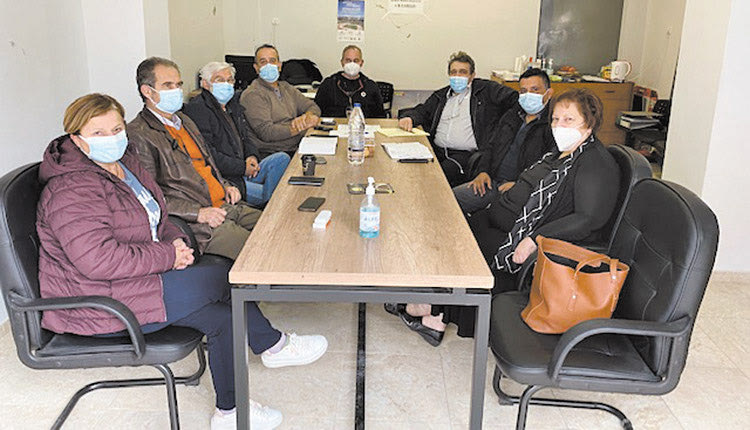 Σειρά επαφών με κατοίκους, εκπροσώπους φορέων και τις τοπικές αρχές στις σεισμόπληκτες περιοχές πραγματοποίησε ο βουλευτής Ηρακλείου του ΣΥΡΙΖΑ-Προοδευτική Συμμαχία Ν. Ηγουμενίδης, ο οποίος συναντήθηκε με κατοίκους από το Χουμέρι για το ζήτημα των οικίσκων, με τον Σύλλογο Σεισμοπλήκτων «Η Ελπίδα», ενώ πραγματοποίησε και σύσκεψη εργασίας με τον δήμαρχο Μινώα Πεδιάδος και τον αρμόδιο αντιδήμαρχο. Μαζί με τον βουλευτή βρέθηκαν ο συντονιστής της Ομάδας Μελών του ΣΥΡΙΖΑ Μινώα Πεδιάδος Νίκος Χανιαλάκης, η αναπληρώτρια συντονίστρια Μαρία Βιδάκη, καθώς και συνεργάτες του πολιτικού του γραφείου. Στο επίκεντρο όλων των συναντήσεων βρέθηκε η άρση όλων των γραφειοκρατικών εμποδίων και η οργανωμένη αποκατάσταση σε όφελος των σεισμόπληκτων περιοχών, η υπολειτουργία και δραματική υποστελέχωση και υποβάθμιση σε Τμήμα, αντί Διεύθυνσης, του τομέα Αποκατάστασης Επιπτώσεων Φυσικών Καταστροφών, καθώς υπηρετούν σε αυτό μόνον οι 25 μηχανικοί από τους τουλάχιστον 60 που απαιτούνται. Επιπλέον συζητήθηκαν εκτενώς μείζονα προβλήματα που απασχολούν τους σεισμόπληκτους όπως η ηλεκτρονική πλατφόρμα «Αρωγή» η οποία παραμένει κλειστή με κίνδυνο να μην μπορούν να κατατεθούν αιτήσεις από τους κατοίκους, αλλά και η μη καταβολή αποζημιώσεων σε πολλούς πληγέντες παρά τις εξαγγελίες της κυβέρνησης. Από την πλευρά του, ο δήμαρχος τόνισε την οικονομική ασφυξία που έχει υποστεί ο Δήμος, καθώς οι απαιτήσεις των σεισμοπαθών και των σεισμόπληκτων περιοχών είναι τεράστιες και η χρηματοδότηση με 800.000€ αποτελεί «σταγόνα στον ωκεανό». Όπως τονίστηκε, μόνο οι ανάγκες σίτισης και φιλοξενίας των 500 σεισμόπληκτων κατοίκων για το χρονικό διάστημα 5 μηνών ανέρχονται σε 1.462.000 ευρώ. Τονίστηκε η αναγκαιότητα ουσιαστικής στήριξης από την κυβέρνηση για την ανασυγκρότηση της περιοχής και τη διαχείριση των συνεπειών που προκλήθηκαν από τον καταστροφικό σεισμό για τον οποίο έχει ζητηθεί η επιχορήγηση με ποσό 17.579.600€ χωρίς ωστόσο να έχει υπάρξει απάντηση. Ο Ν. Ηγουμενίδης τόνισε ότι «είναι αδιανόητο ακόμη και σήμερα, παραμονές Χριστουγέννων, να υπάρχουν άνθρωποι που διαμένουν σε σκηνές ή αυτοκίνητα, άνθρωποι που φιλοξενούνται σε οικίσκους καθώς δεν έχουν πάρει απολύτως καμία οικονομική βοήθεια από την Πολιτεία». Ο βουλευτής επανέλαβε την αναγκαιότητα να εφαρμοστεί από την κυβέρνηση ένα ολιστικό πρόγραμμα ανάταξης της περιοχής με γενναίες χρηματοδοτήσεις προς την τοπική κοινωνία, την τοπική αυτοδιοίκηση, τις επιχειρήσεις και τους εργαζόμενους της περιοχής προκειμένου η περιοχή να μην αποψιλωθεί και να επανέλθει σε κανονικούς ρυθμούς.