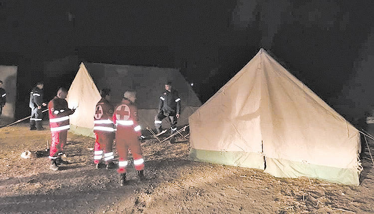 O Ελληνικός Ερυθρός Σταυρός προσφέρει στους σεισμόπληκτους