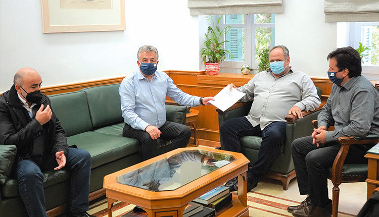 περιφερειάρχης Κρήτης Σταύρος Αρναουτάκης και ο πρόεδρος του ΚΤΕΛ Ηρακλείου-Λασιθίου Μανόλης Χαχλιούτης