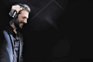 ο χαρισματικός τραγουδιστής Θοδωρής Βουτσικάκης