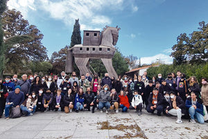 Ομάδα μαθητών από το 12ο Γυμνάσιο Ηρακλείου στην πόλη Τσανάκαλε της Τουρκίας