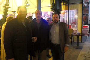 Ο πατέρας του νέου αρχηγού του ΠΑΣΟΚ Μαρίνος Ανδρουλάκης πλαισιωμένος από τον Φραγκίσκο Παρασύρη και τον Στ. Τζεδάκη στο