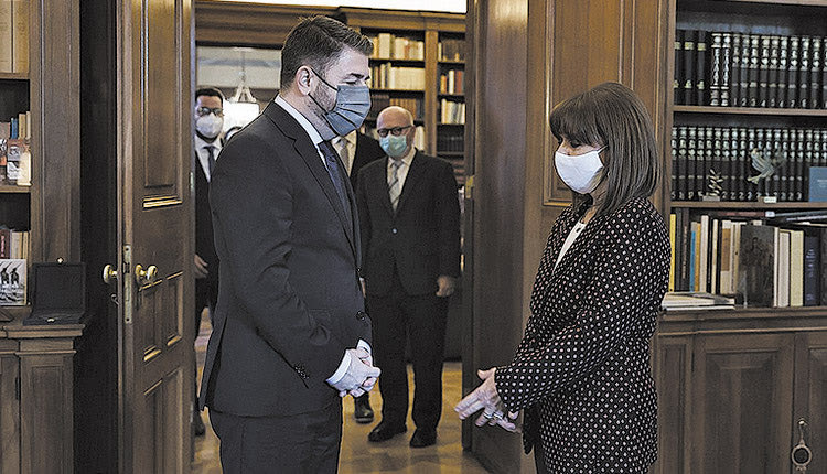 Tην Πρόεδρο της Δημοκρατίας, Κατερίνα Σακελλαροπούλου, επισκέφθηκε ο Νίκος Ανδρουλάκης στο Προεδρικό Μέγαρο