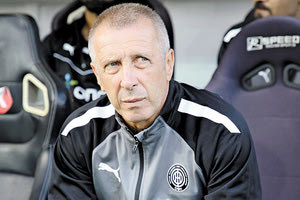 Ο Νίκος Νιόπλιας στον πάγκο του ΟΦΗ