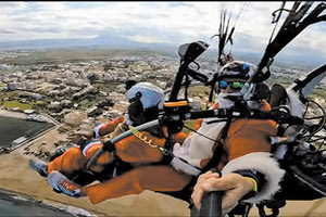 Οι Άγιοι Βασίληδες ήρθαν με αλεξίπτωτο πλαγιάς στο Ηράκλειο