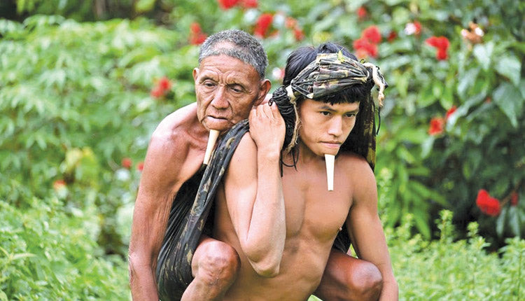 Εκείνος 24 χρονών, ο πατέρας του 67. Υπάρχουν μέρη στον κόσμο όπου η πρόσβαση σε ένα εμβολιαστικό κέντρο δεν είναι εύκολη υπόθεση. Χαρακτηριστική είναι η περίπτωση ενός ηλικιωμένου ανθρώπου από τον Αμαζόνιο που ο γιος του χρειάστηκε να τον μεταφέρει στην πλάτη του και να περπατάει για 6 ολόκληρες ώρες για να εμβολιαστεί κατά του κοροναϊού!