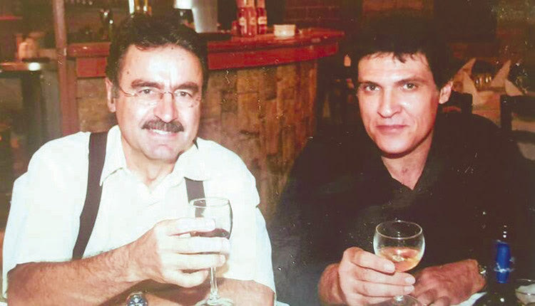 Ένας άξιος γιατρός, ένας ξεχωριστός άνθρωπος έκλεισε τον κύκλο του στο ΕΣΥ. Ο Γιάννης Λογοθέτης προσέφερε τα μέγιστα στην Κλινική της Στοματικής και Γναθοπροσωπικής Χειρουργικής του Βενιζέλειου Νοσοκομείου Ηρακλείου και τώρα ήρθε η ώρα να συνταξιοδοτηθεί. 