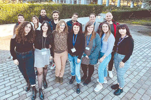 το ημερολόγιο του 2022  της γερμανικής εταιρείας ibidi, από τους κορυφαίους προμηθευτές προηγμένων προϊόντων για κυτταρική μικροσκοπία, φιγουράρει φωτογραφία συνεστιακής μικροσκοπίας από έρευνα της ομάδας της της Δρ. Ανθής Ρανέλλα, TERMIM του Ινστιτούτου Ηλεκτρονικής Δομής και Λέιζερ (ΙΗΔΛ) στο ΙΤΕ.