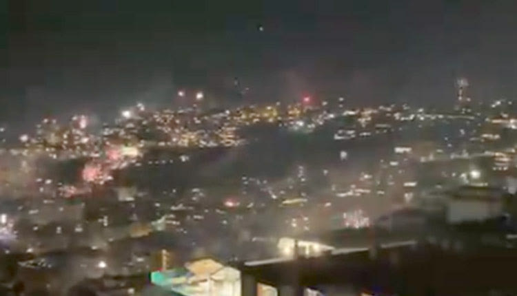 Λέμε για το πόσο απείθαρχοι είμαστε εμείς, τι να πουν και στη Νάπολη! Με μια «βροχή» από πυροτεχνήματα υποδέχτηκε το νέο έτος η Νάπολη, παρά την απαγόρευση της χρήσης τους την οποία είχε επιβάλλει ο δήμαρχος της πόλης Γκαετάνο Μανφρέντι.