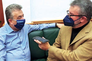 Ο κ. Αρναουτάκης με τον προϊστάμενο της αθλητικής «Π» Αντώνη Παπουτσάκη