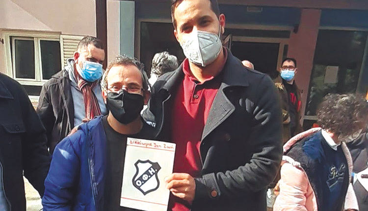 Κάρτα με ευχές για τον ΟΦΗ  δώρισαν τα παιδιά του σωματείου στον Κώστα Αγαπιάδη