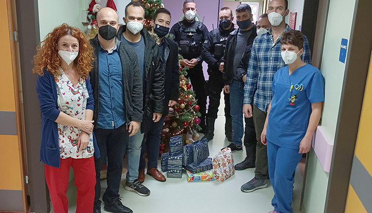 Δώρα στα παιδια που νοσηλεύονται στην παιδιατρική Κλινική του Βενιζέλειου νοσοκομείου μοίρασαν οι αστυνομικοί, μέλη του Δ.Σ της Ένωσης Αστυνομικών Υπαλλήλων νομού Ηρακλείου.