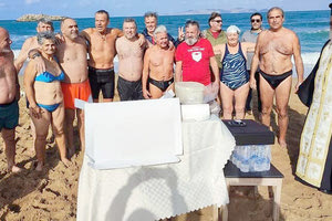 Δύο κολυμβητές κινδύνεψαν να πνιγούν και σώθηκαν από τους χειμερινούς κολυμβητές