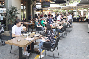 ΚΛΕΙΣΤΑ ΤΑ ΜΠΑΡ Δούλεψαν καφέ και εστιατόρια