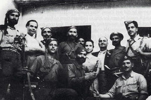 ΦΩΤΟΗΜΕΡΑΣ: 1944. Λίγο πριν την απελευθέρωση. Στο κέντρο της φωτογραφίας ο οπλαρχηγός της Αντίστασης Πετρακογιώργης. Μαζί του οι Ελευθέριος Αλεξάκης, Γεώργιος Τζίτζικας, Στέλιος Κατσαντώνης, Μιχ. Κραουνάκης κ.ά.