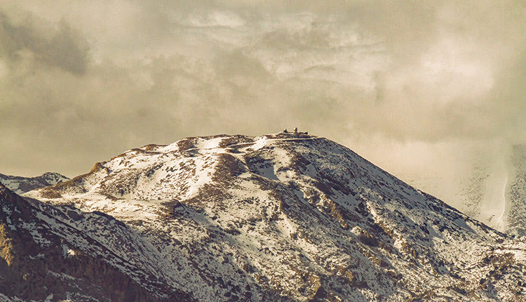 Είναι μία εικόνα που «κόβει» την ανάσα. Το Αστεροσκοπείο του Σκίνακα δεσπόζει στον χιονισμένο Ψηλορείτη.