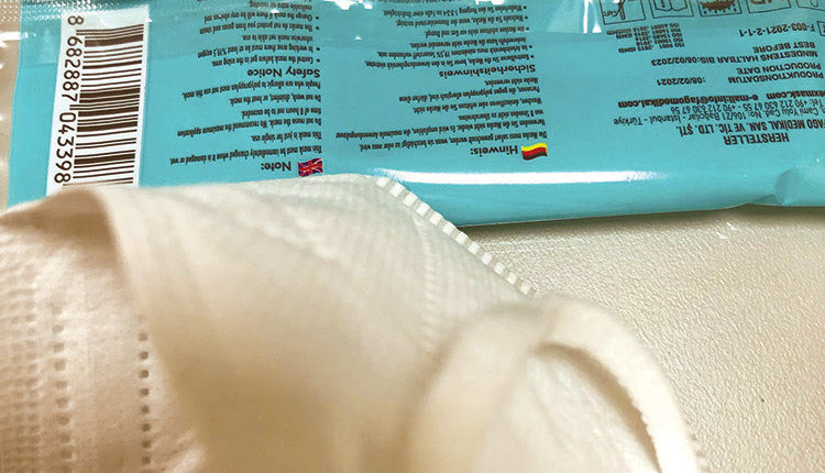 Ανοίγεις τη συσκευασία μιας μάσκας και βλέπεις ότι φτιάχνεται στην Τουρκία. Ανοίγεις κάτι ράπιντ τεστ και βλέπεις ότι φτιάχνονται στην Τουρκία