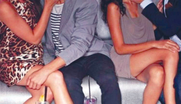  Το... λάθος αποκάλυψε όργιο!  Μια παρέα Αμερικανών τουριστών είχε την ιδέα για να γιορτάσει τον ερχομό του 2022, να διοργανώσει ένα μεγάλο ερωτικό όργιο με 70 προσκεκλημένους σε ένα σπίτι που είχε νοικιάσει στην LIica d’Amun της Βαρκελώνης.