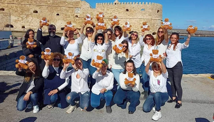 Το αρκουδάκι της Ηλιαχτίδας αγκαλιά με τους εθελοντές της