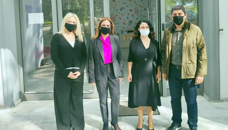 Επίσκεψη της υφυπουργού Υγείας Ζωής Ράπτη και του υφυπουργού Λευτέρη Αυγενάκη στον ξενώνα το 2021 και η ταμίας της Ηλαχτίδας κα Τάνια Τζιράκη