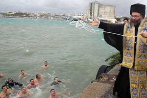 Με μάσκες και αποστάσεις ο Αγιασμός των υδάτων