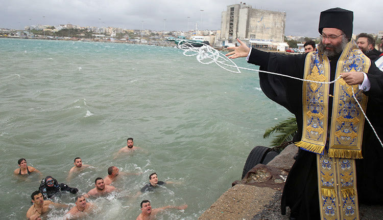 Με μάσκες και αποστάσεις ο Αγιασμός των υδάτων