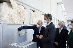 ΕΠΙΣΤΡΟΦΗ ΘΡΑΥΣΜΑΤΩΝ ΤΩΝ ΓΛΥΠΤΩΝ ΤΟΥ ΠΑΡΘΕΝΩΝΑ ΑΠΟ ΤΟ ΕΘΝΙΚΟ ΑΡΧΑΙΟΛΟΓΙΚΟ ΣΤΟ ΜΟΥΣΕΙΟ ΤΗΣ ΑΚΡΟΠΟΛΗΣ Μια συμβολική κίνηση