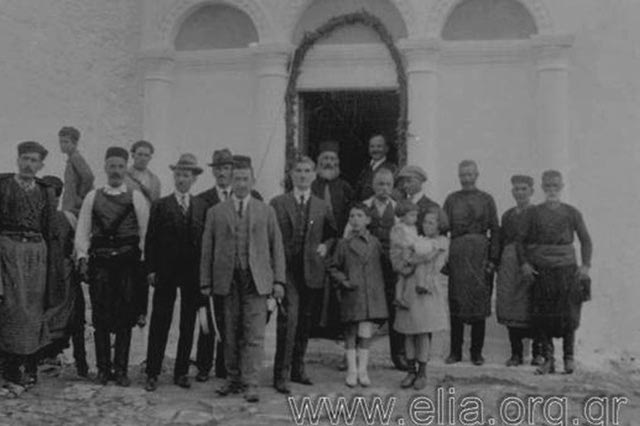 ΦΩΤΟΗΜΕΡΑΣ: Φωτογραφία του 1925, τραβηγμένη στον Άγιο Θωμά, πιθανότατα έξω από την εκκλησία. Αρχείο ΕΛΙΑ