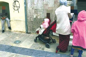 Στη φυλακή για έκθεση ο 29χρονος πατέρας με τη χαρτόκουτα