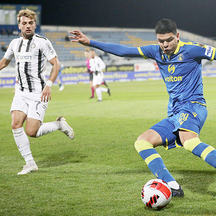   Πολύ καλός χθες ο Λάμπρου που είχε και δοκάρι