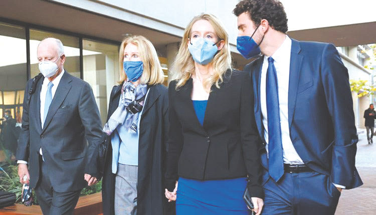 Τη θυμάστε; Η Ελίζαμπεθ Χολμς, άλλοτε λαμπερό αστέρι της Silicon Valley, που υποσχόταν επανάσταση στις εξετάσεις αίματος με τη start-up που ίδρυσε, τη Theranos, κρίθηκε ένοχη για απάτη σε βάρος επενδυτών τη Δευτέρα από το σώμα ενόρκων στο δικαστήριο της Καλιφόρνιας όπου δικαζόταν.