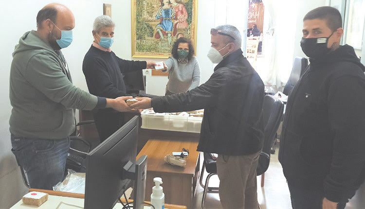 Όσο και αν ήταν το ενδιαφέρον και η περιέργεια αιρετών και εργαζομένων, δεν βρέθηκε όπως μαθαίνω ο τυχερός της πρωτοχρονιάτικης πίτας της Περιφερειακής ενότητας Ηρακλείου που έκοψε χθες ο περιφερειάρχης.