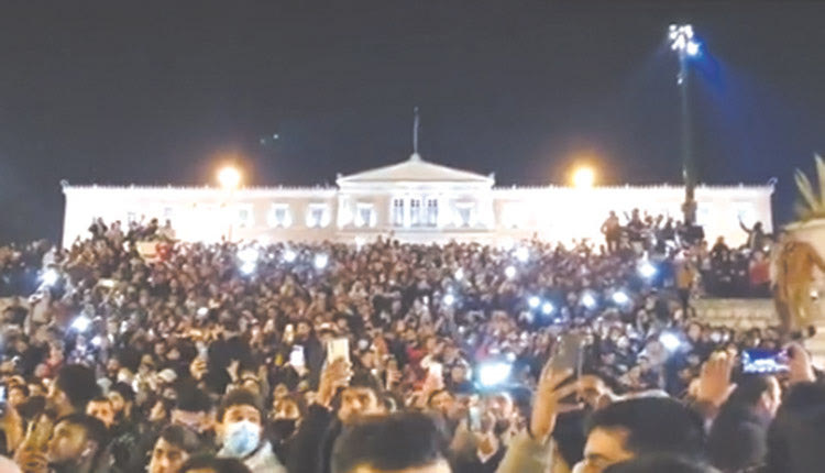 Συνεχίζονται τα σχόλια στα μέσα κοινωνικής δικτύωσης για την… αυθόρμητη συγκέντρωση χιλιάδων Πακιστανών στο Σύνταγμα,