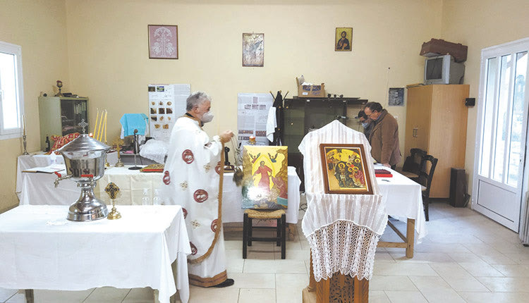 Αντιστέκονται οι Σαμπαθιανοί  Μπορεί στον οικισμό του Σαμπά Πεδιάδας οι περισσότεροι από τους λιγοστούς κατοίκους να μένουν σε οικίσκους, μπορεί η εκκλησία του Προφήτη Ηλία να είναι λαβωμένη από τον σεισμό, αλλά και το “Εν Ιορδάνη” ακούστηκε χθες και οι πιστοί του χωριού ήπιαν τον αγιασμό των Θεοφανίων!