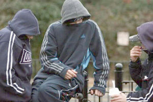 ΠΑΡΑΒΑΤΙΚΟΤΗΤΑ ΑΝΗΛΙΚΩΝ: «Γκρίζες» διαδρομές και μαύρες ζωές