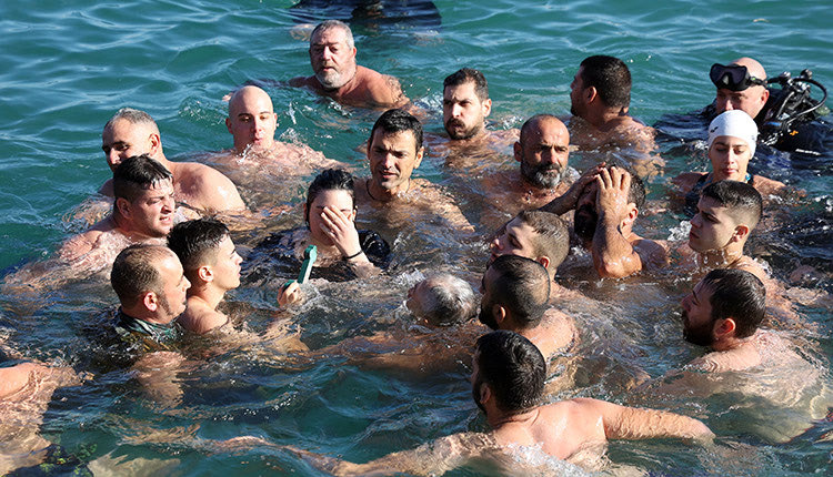 Ο τυχερός ήταν ο 16χρονος Γιάννης Σφακιανάκης, γιος του προέδρου της Ένωσης Προσωπικού Λιμενικού Ανατολικής Κρήτης Γιώργου Σφακιανάκη